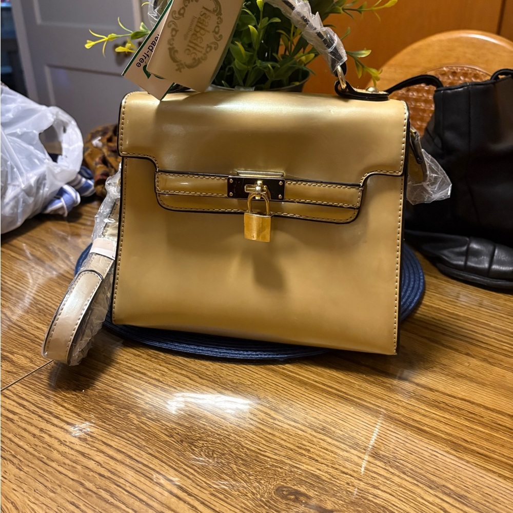 NWT Elegant Cream Handbag  with Gold Lock
